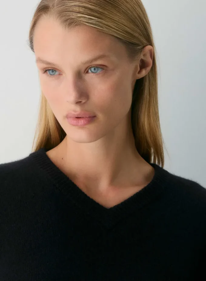 Essential Cashmere Relaxed V-neck Sweater Essential Cashmere Relaxed V-neck Sweater