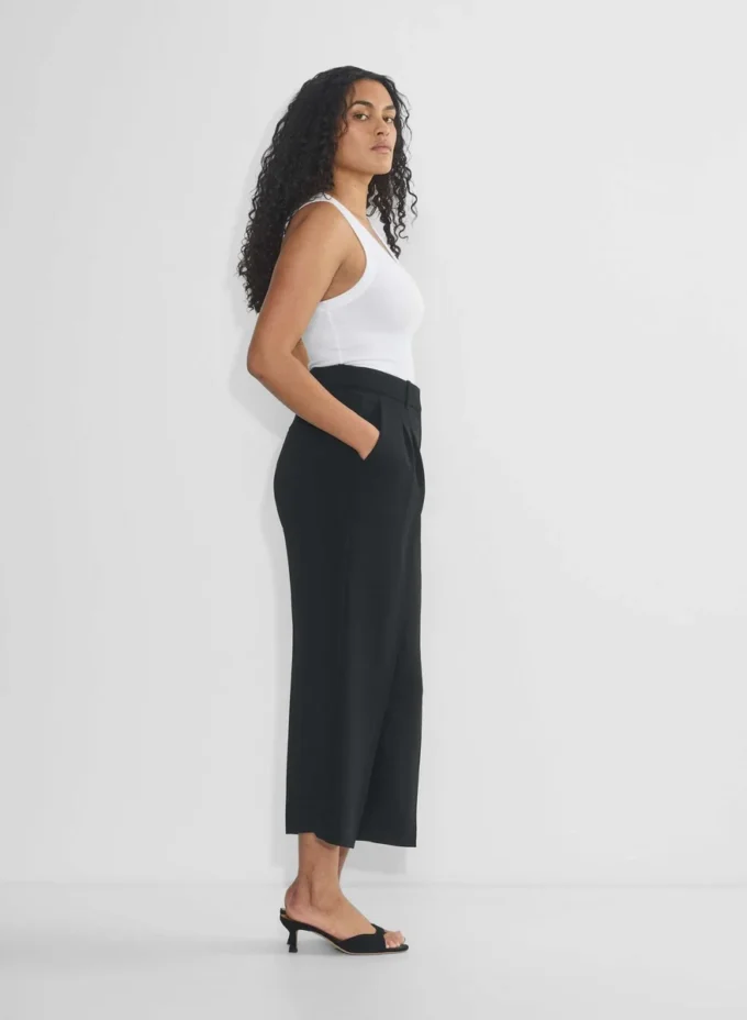 The Effortless Pant™ Curve-fit Cropped – Crepette™ The Effortless Pant™ Curve-fit Cropped – Crepette™