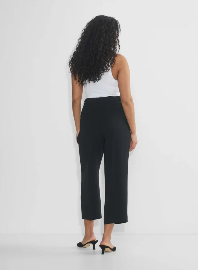 The Effortless Pant™ Curve-fit Cropped – Crepette™ The Effortless Pant™ Curve-fit Cropped – Crepette™
