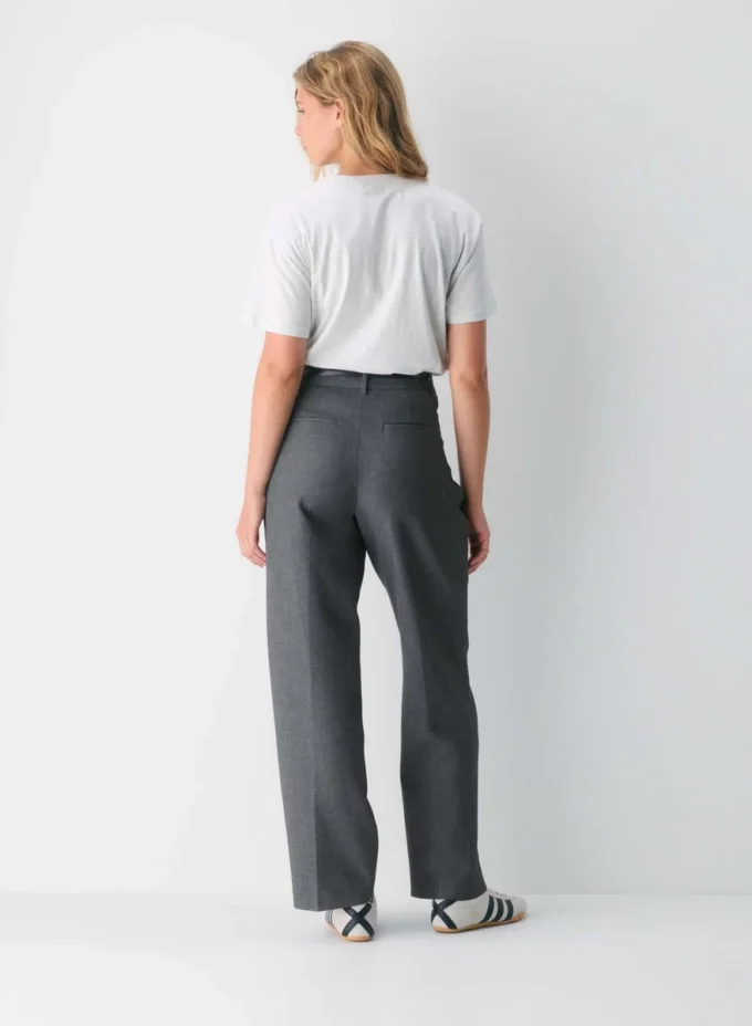 The Effortless Pant™ Curve-Fit – (Re)ssential The Effortless Pant™ Curve-Fit – (Re)ssential