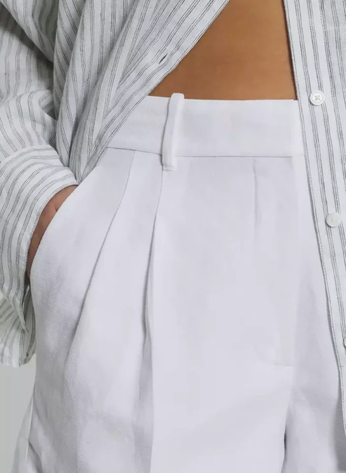 The Effortless Short™ Curve-fit Mid-thigh The Effortless Short™ Curve-fit Mid-thigh