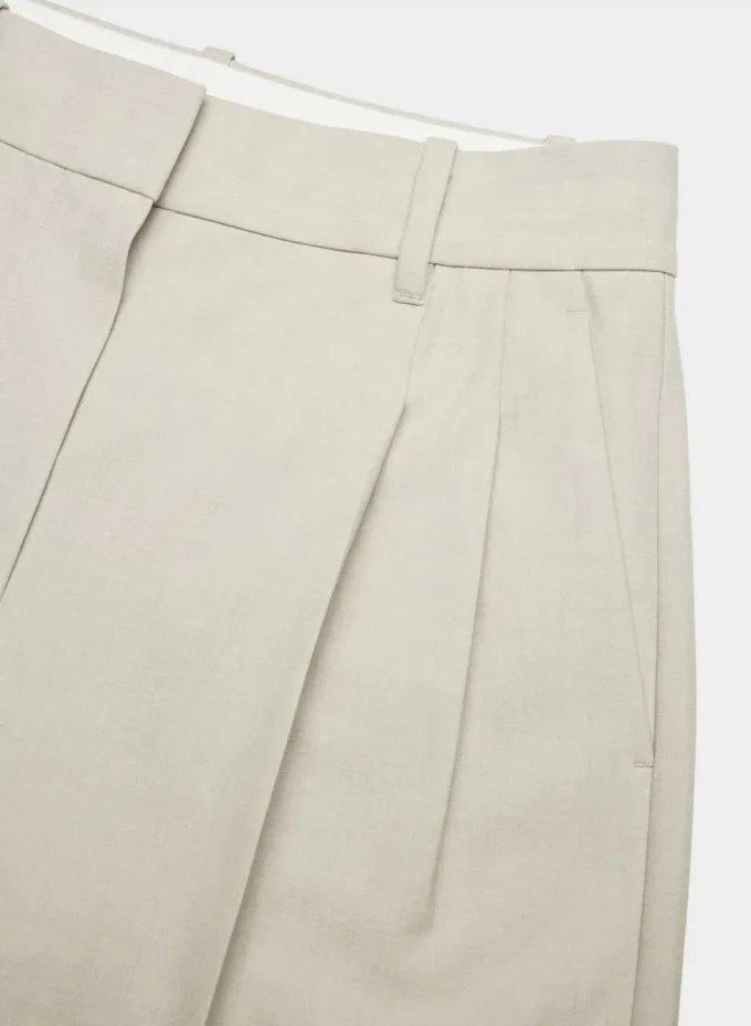 The Effortless Short™ Mid-thigh – (Re)ssential Light The Effortless Short™ Mid-thigh – (Re)ssential Light